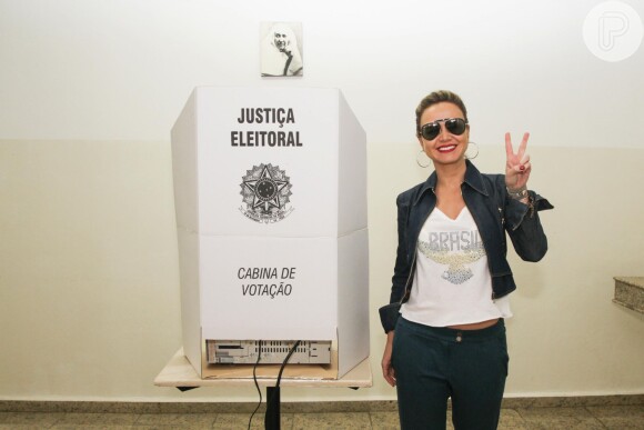 A apresentadora Eliana votou em um colégio na região dos Jardins, em São Paulo