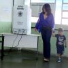 Juliana Paes levou o filho mais velho, Pedro, para votar com ela