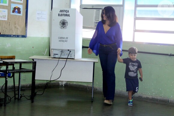 Juliana Paes levou o filho mais velho, Pedro, para votar com ela