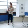 Grávida, Taís Araújo chegou sozinha para votar em um colégio da Barra da Tijuca, no Rio