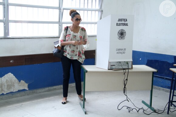 Grávida, Taís Araújo chegou sozinha para votar em um colégio da Barra da Tijuca, no Rio