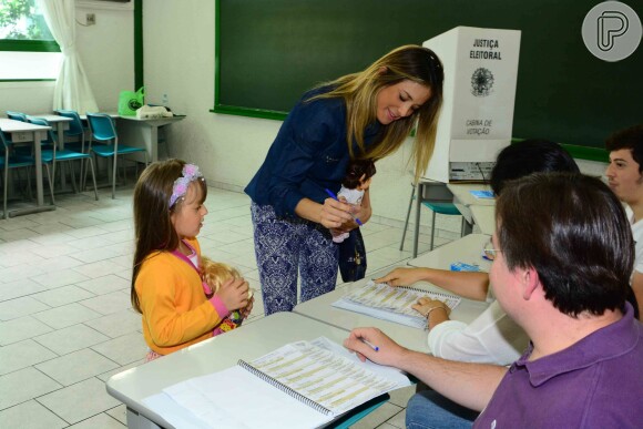 Ticiane Pinheiro levou a filha, Rafaella Justus, para votar com ela, em São Paulo