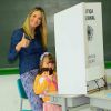 Ticiane Pinheiro levou a filha, Rafaella Justus, para votar com ela, em São Paulo