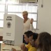 Xuxa sorriu para as câmeras e fez graça na hora de votar