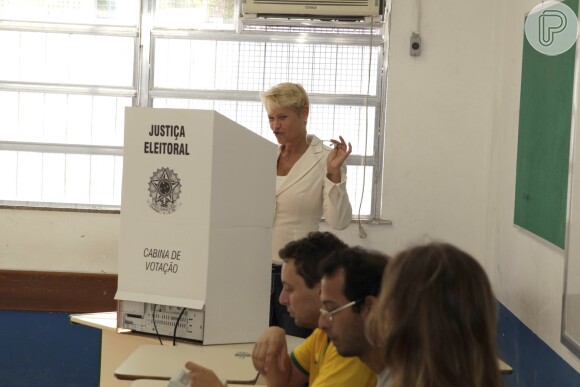 Xuxa sorriu para as câmeras e fez graça na hora de votar