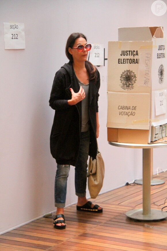 Carolina Ferraz votou no shopping Fashion Mall, na Zona Sul do Rio