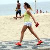 De shortinho, Letícia Birkheuer corre na orla do Leblon, na Zona Sul do Rio