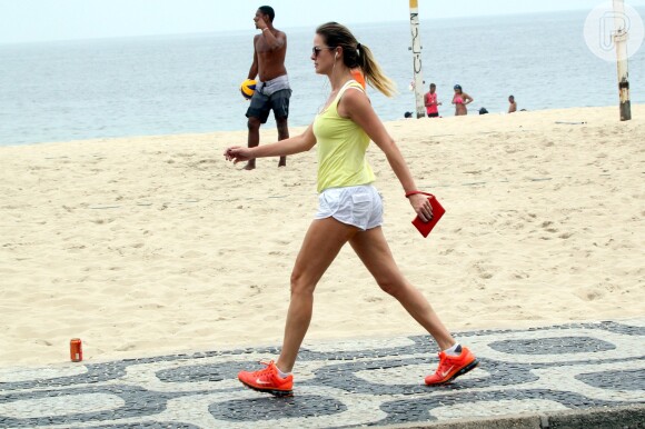 De shortinho, Letícia Birkheuer corre na orla do Leblon, na Zona Sul do Rio