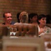 Deborah Secco e Roger Flores jantam sorridentes em restaurante do Rio