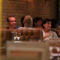 Deborah Secco e Roger Flores jantam sorridentes em restaurante do Rio