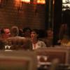 Deborah Secco e Roger Flores jantam com amigos, no Rio