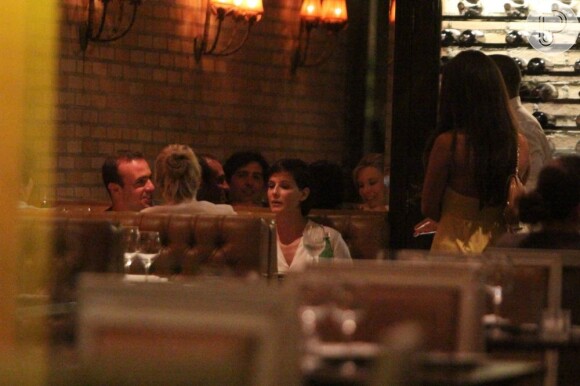 Deborah Secco e Roger Flores jantam com amigos, no Rio