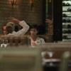 Deborah Secco e Roger Flores são flagrados em restaurante carioca