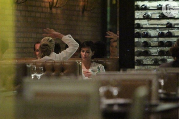 Deborah Secco e Roger Flores são flagrados em restaurante carioca