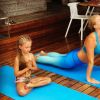 Angélica pratica ioga com a filha caçula, Eva
