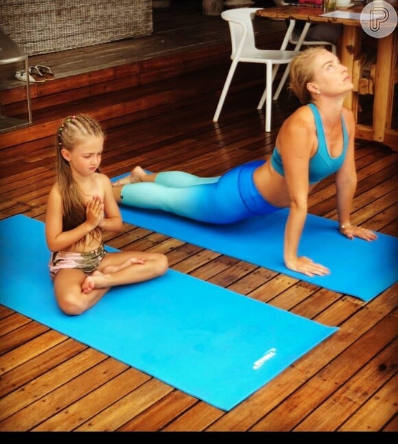 Angélica pratica ioga com a filha caçula, Eva