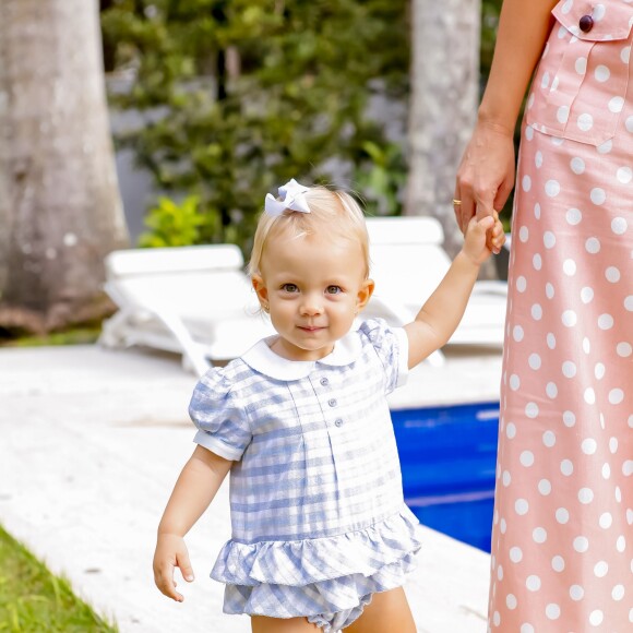 Filha caçula de Eliana, Manuela teve o cabelo penteado pela apresentadora