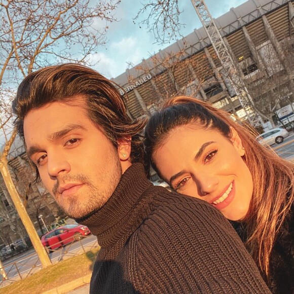 Luan Santana e Jade Magalhães compartilham rotina em nova casa