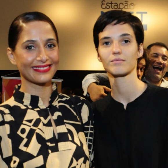 Camila Pitanga foi fotografada pela namorada, Beatriz Coelho, cozinhando: 'Alquimias'