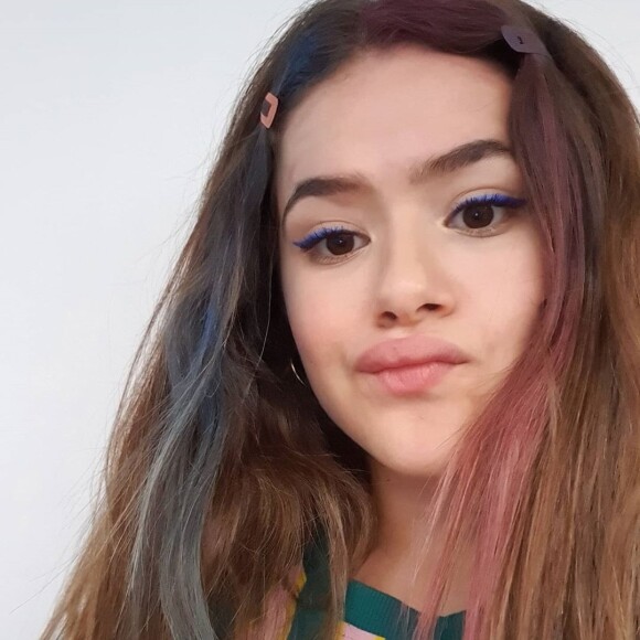 Maisa Silva colore cabelo de azul e rosa com sombras