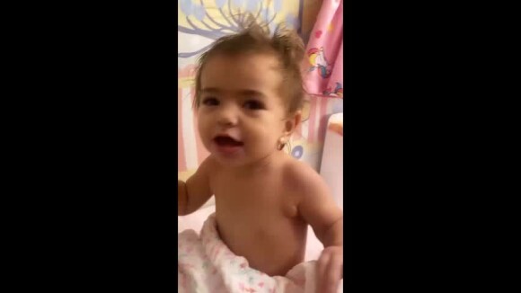 Vídeo: Filha de Sabrina Sato, Zoe tenta pentear o cabelo sozinha