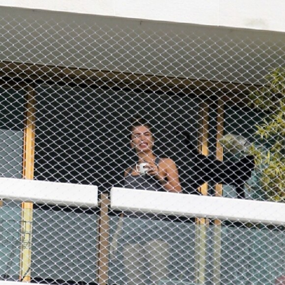 Grazi Massafera tomou um café na varanda