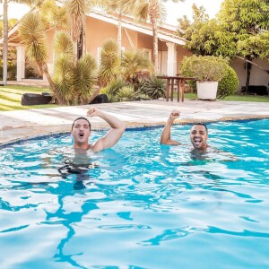 Wesley Safadão se joga na piscina com Tirullipa
