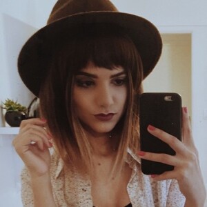 Manu Gavassi exibe look descolado com franjinha