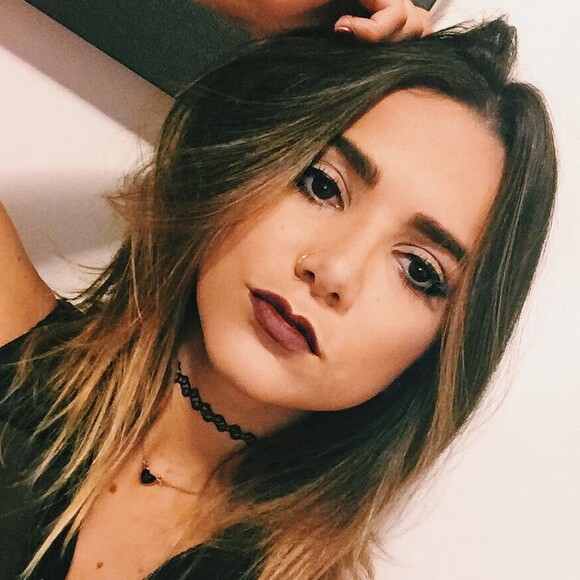 Manu Gavassi já usou piercing na lateral do nariz