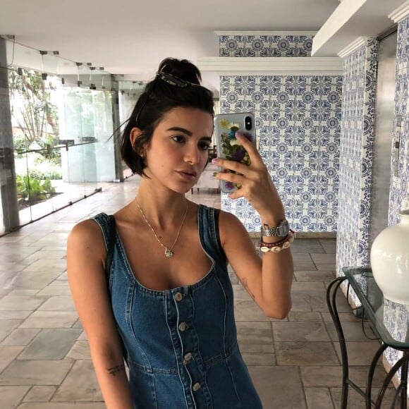 Manu Gavassi inova cabelo curtinho com penteados da moda, como o estilo half bun