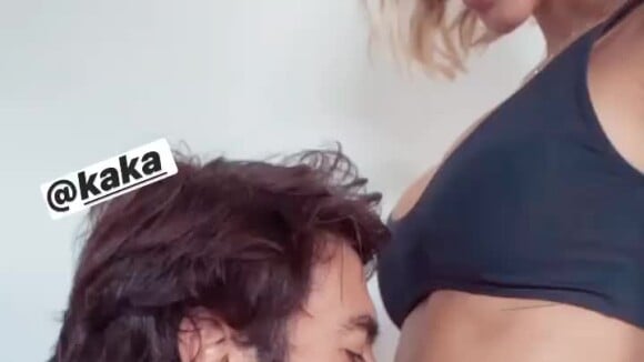 Carol Dias ganhou beijo na barriga do marido, Kaká, no dia do aniversário do ex-jogador, nesta quarta-feira, 22 de abril de 2020
