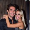 Grávida pela primeira vez, Carol Dias celebrou o aniversário do marido, Kaká, ganhando beijo na barriga e lembrando casamento