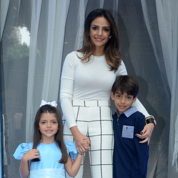 Mulher de Kaká, Carol Dias, grávida do primeiro filho, revelou ansiedade dos filhos do jogador, na foto com a mãe, Carol Celico, pela chegada do irmão