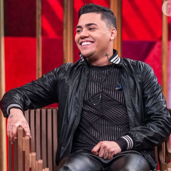 Felipe Araújo imitou Silvio Santos e deu 'bronca' em amigo que lhe ligou durante live