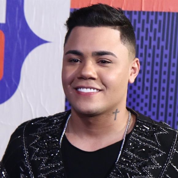 Felipe Araújo interpretou clássicos da carreira e o hit 'Evidências' durante live