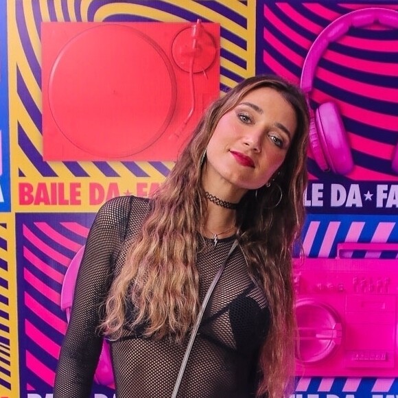 Gabriela Puglieso chegou a deletar algumas imagens de sua festa neste sábado, 25 de abril de 2020