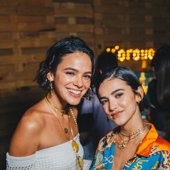 Bruna Marquezine contou que ela e Manu Gavassi têm uma tatuagem igual, uma com a letra da outra