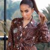 Anitta aposta em truques de styling como o nó para esbanjar estilo em look
