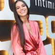 Bruna Marquezine usa robe para compor look elegante em eventos