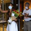 Rafa Kalimann, vice-campeã do 'BBB20', ganha flores ao chegar em hotel no Rio de Janeiro