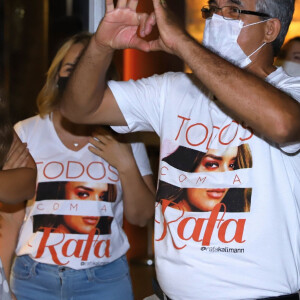 Pai de Rafa Kalimann esbanja fofura fazendo gesto de coração com as mãos ao receber a filha em hotel