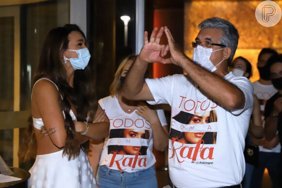 Pai de Rafa Kalimann esbanja fofura fazendo gesto de coração com as mãos ao receber a filha em hotel