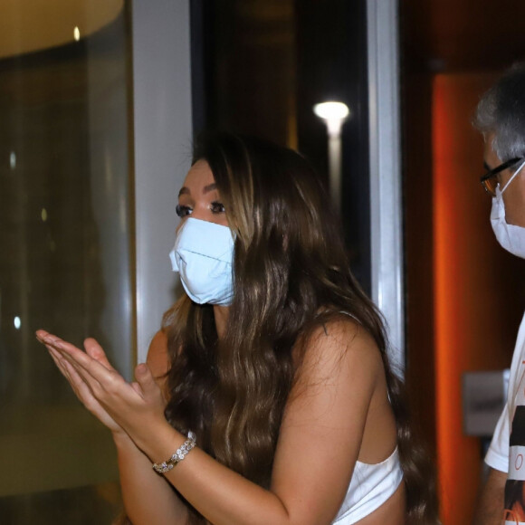 Rafa Kalimann conversa com fãs na porta de hotel: 'Eu estou anestesiada ainda, minha ficha ainda nem caiu'