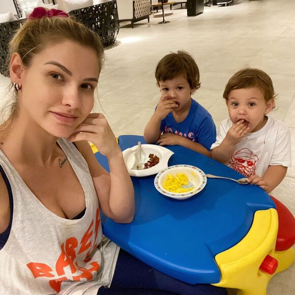 Andressa Suita tem aproveitado para passar o tempo em casa com os filhos