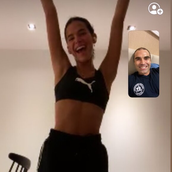 Bruna Marquezine celebra exercício na quarentena com Chico Salgado nesta quinta-feira, dia 30 de abril de 2020