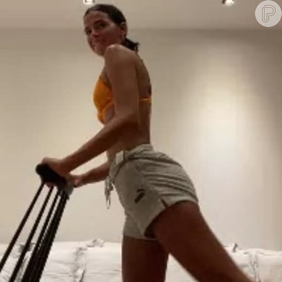 Bruna Marquezine usa biquíni em treino com personal nesta quarta-feira, dia 29 de abril de 2020