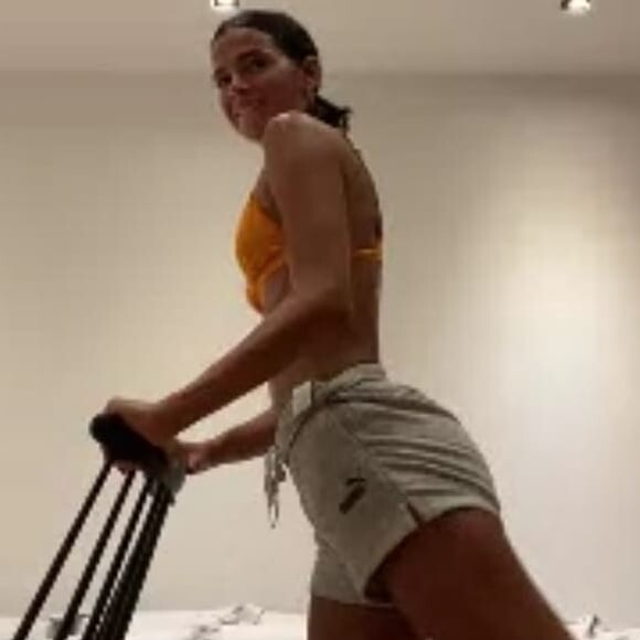 Bruna Marquezine usa biquíni em treino com personal nesta quarta-feira, dia 29 de abril de 2020