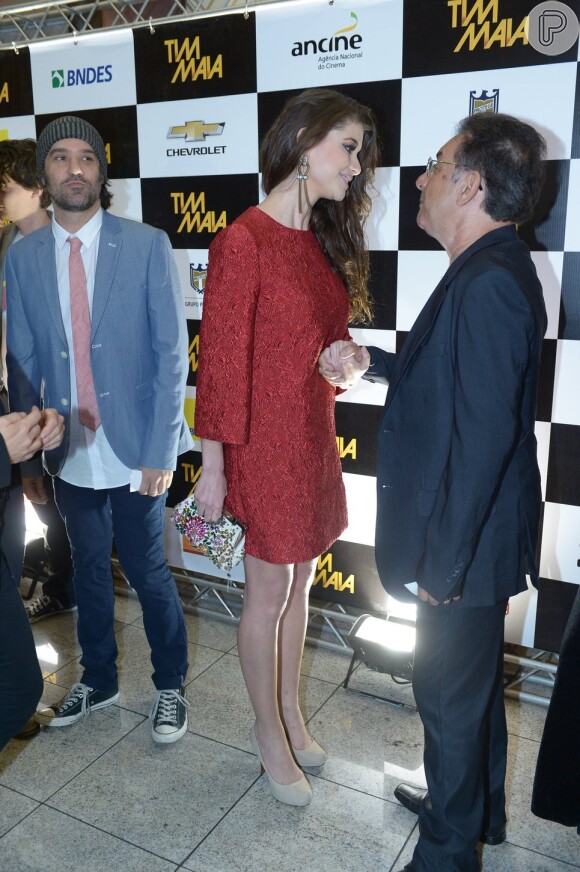 Alinne Moraes vai acompanhada do marido, Mauro Lima, na pré-estreia do filme 'Tim Maia'