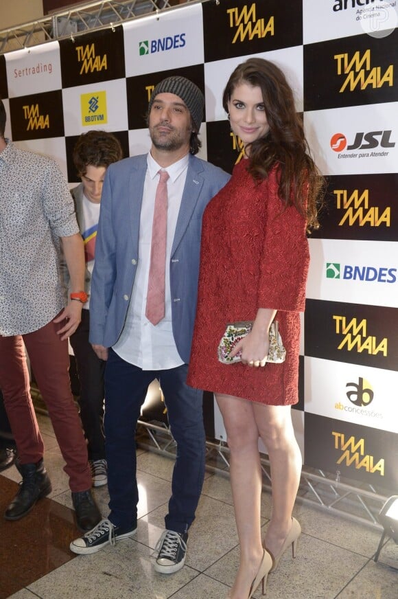 Alinne Moraes vai acompanhada do marido, Mauro Lima, na pré-estreia do filme 'Tim Maia', em um shopping em São Paulo