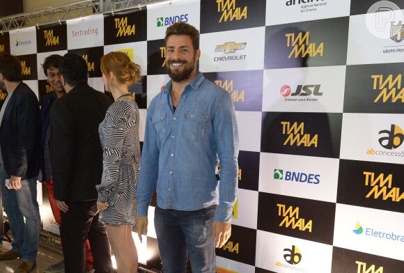 Com um visual bem mais barbudo, Cauã Reymond usou um look totalmente jeans para pré-estreia do filme 'Tim Maia'